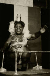Diane Arbus. Dwarf lady on stage, Coney Island, N.Y. (Aus: Coney Island, N.Y)