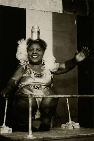 Diane Arbus. Dwarf lady on stage, Coney Island, N.Y. (Aus: Coney Island, N.Y) - photo 1