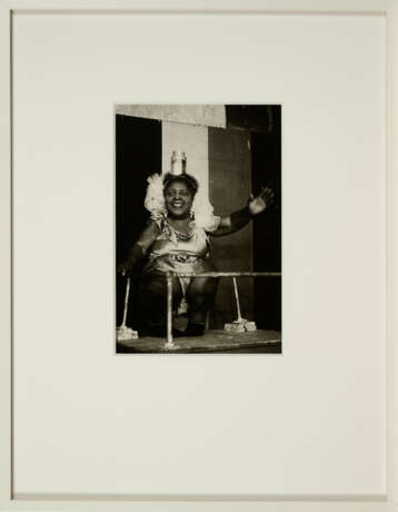 Diane Arbus. Dwarf lady on stage, Coney Island, N.Y. (Aus: Coney Island, N.Y) - photo 2
