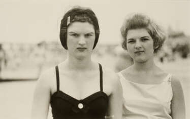 Diane Arbus. Two Girls on the Beach, Coney Island, N.Y. (Aus: Coney Island, N.Y)