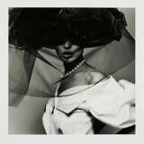 Michel Comte. Fashion with Veil and Pearl Necklace - Foto 1