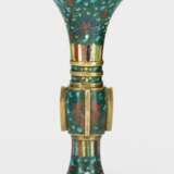 Gu'-förmige Cloisonné-Vase mit Lotosdekor auf blaugrünem Fond mit vergoldeten Stegen - photo 1