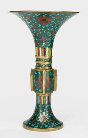 Gu'-förmige Cloisonné-Vase mit Lotosdekor auf blaugrünem Fond mit vergoldeten Stegen - Foto 1