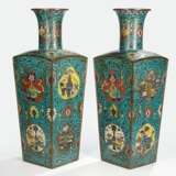 Paar große Cloisonné-Vasen mit Dekor von Antiquitäten in mehrpassigen Kartuschen - photo 1