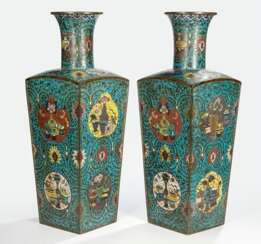 Paar große Cloisonné-Vasen mit Dekor von Antiquitäten in mehrpassigen Kartuschen