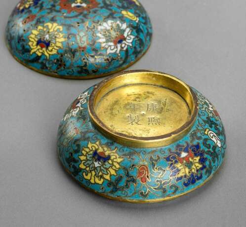 Cloisonné-Deckeldose mit Lotosdekor auf türkisblauem Fond, partiell feuervergoldet - Foto 2