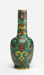 Feine kaiserliche Cloisonné-Vase mit Taotie und Ranken, partiell feuervergoldet