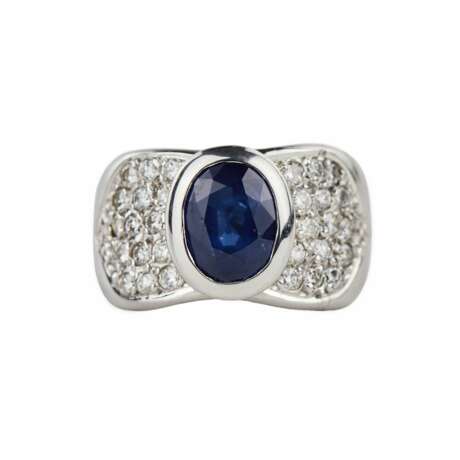 Gold 18K ring with sapphire and diamonds. Diamonds 21th century - photo 3