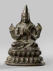 Bronze des Tsongkhapa auf einem Lotos sitzend