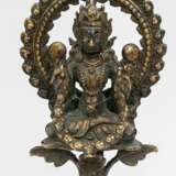 Bronze einer Gottheit mit Silbereinlagen - фото 1