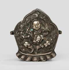 Feiner Gau aus teilvergoldetem Silber mit Vaishravana, Verschlussplatte aus Kupfer