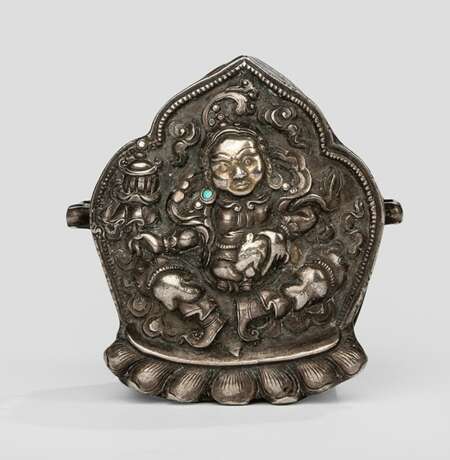Feiner Gau aus teilvergoldetem Silber mit Vaishravana, Verschlussplatte aus Kupfer - фото 1