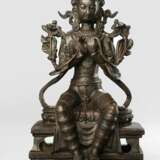Bronze des Maitreya auf einem Thron sitzend - Foto 1