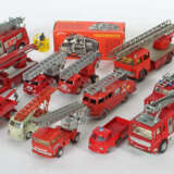 Konvolut Feuerwehr-Modelle 19 Modelle, meist 1960/… - Foto 1