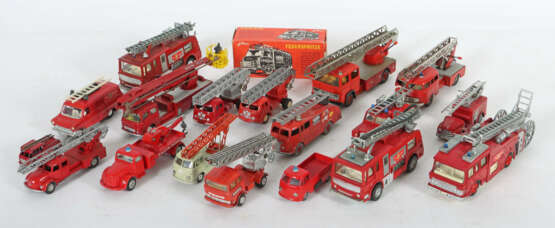 Konvolut Feuerwehr-Modelle 19 Modelle, meist 1960/… - Foto 1