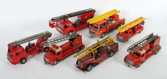 7 Feuerwehr-Leiterwagen 1950-70er Jahre, 1x Justra… - Foto 1