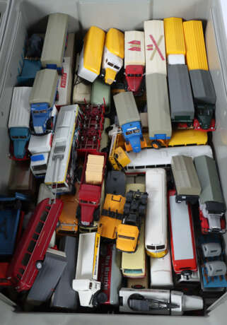 Konvolut Kunststoffautos ca. 150 Teile, meist Ende… - photo 2