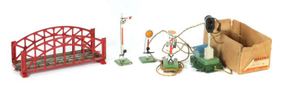 4 Signale, 1 Bogenbrücke Märklin, Spur H0, 1x Vors… - photo 1