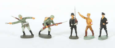 5 Soldaten Elastolin, Masse bemalt, 2x SS-Soldat, …