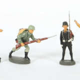 5 Soldaten Elastolin, Masse bemalt, 2x SS-Soldat, … - photo 1
