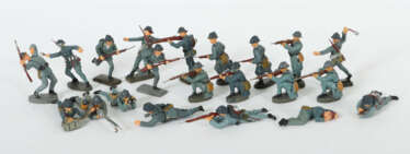 21 französiche Soldaten Lineol und Elastolin, im G…
