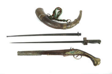 Pistole, Pulverhorn und Bajonett 19. Jh., Steinsch…