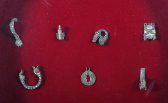 13 Antiken im Diorama Ägypten, Bronze, Ausgrabunge… - Foto 2