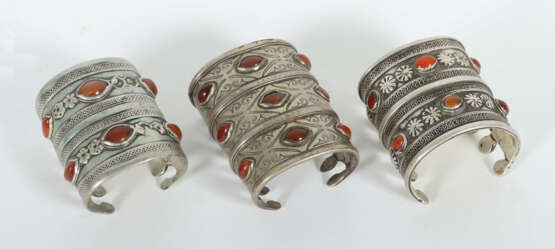 3 Armreife Turkmenistan, Anfang 20. Jh., Silber/Ka… - photo 1