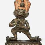 Partiell feuervergoldete Repoussé-Figur des Vajrabhairava auf einem Lotos - фото 1