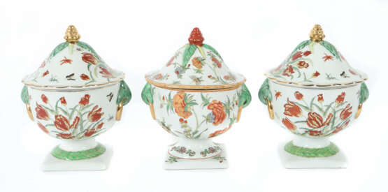 3 Deckelgefäße China, 2. Drittel 20. Jh., ein Paar… - photo 1