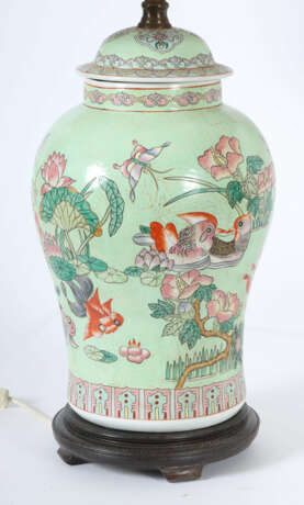 Paar Deckelvasen als Lampen China, Mitte 20. Jh., … - Foto 2
