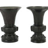 2 leicht variirende Gu Vasen China, 19./20. Jh., B… - photo 1