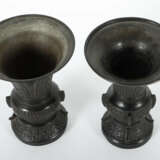 2 leicht variirende Gu Vasen China, 19./20. Jh., B… - photo 2