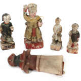 Konvolut 5 Figuren 19./20. Jh., 4 Holzfiguren mit … - Foto 1