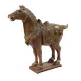 Pferdefigur 20. Jh., in der Art eines gesattelten … - photo 1