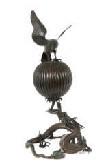 Deckelgefäß auf Drache Japan, um 1900, Bronze, pat…