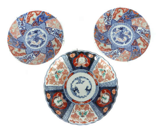 2 + 1 Imari Teller Japan, 1. Hälfte 20. Jh., 2 Tel… - photo 1