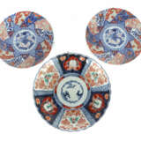 2 + 1 Imari Teller Japan, 1. Hälfte 20. Jh., 2 Tel… - photo 1