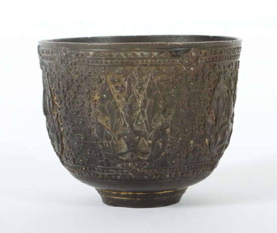 Becher Kambodscha, 18./19. Jh., Bronze, wandungsum… - Foto 2