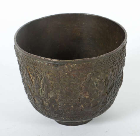 Becher Kambodscha, 18./19. Jh., Bronze, wandungsum… - Foto 3