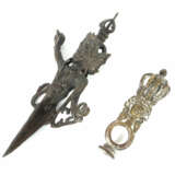 Phurba und Glockengriff Tibet, 19. Jh., Bronze, de… - photo 1