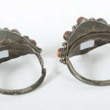 2 Armreife Tibet, 19./20. Jh., wohl Silber, Korall… - photo 2