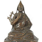 Lama Tibet, ca. 17. Jh., Bronze, auf einem felsena… - photo 1