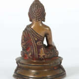 Kleiner Buddha Himalayaregion, 18./19. Jh., Bronze… - Foto 2
