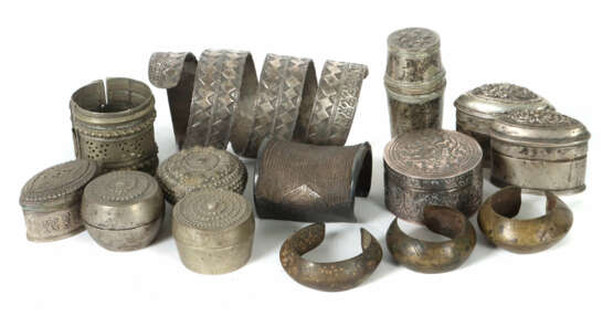 Konvolut 6 Armreife und 8 Kalkdosen Nepal/Tibet, 1… - photo 1