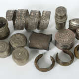 Konvolut 6 Armreife und 8 Kalkdosen Nepal/Tibet, 1… - photo 2