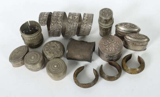 Konvolut 6 Armreife und 8 Kalkdosen Nepal/Tibet, 1… - photo 2
