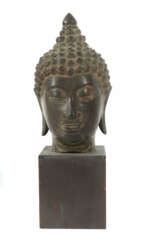 Buddhakopf Thailand, 19. Jh., dickwandige Bronze a…