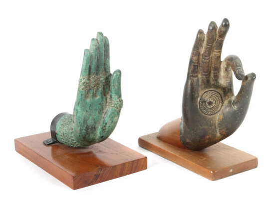 2 Hände Buddhas Thailand, 19./20. Jh., Bronze, 2 p… - photo 1
