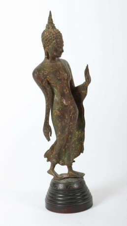 Schreitender Buddha Thailand, 18./19. Jh., Bronze,… - photo 2